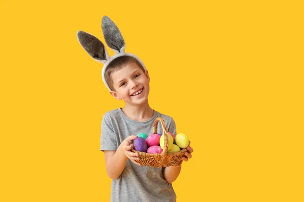 Tavşan Kulaklı Komik Küçük Çocuk Sarı Arka Planda Paskalya Sepeti — Stok fotoğraf