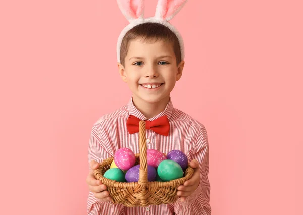 Grappig Jongetje Met Konijnenoren Paasmandje Roze Achtergrond — Stockfoto