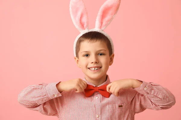 面白いです小さな男の子とともにウサギ耳上のピンクの背景 — ストック写真