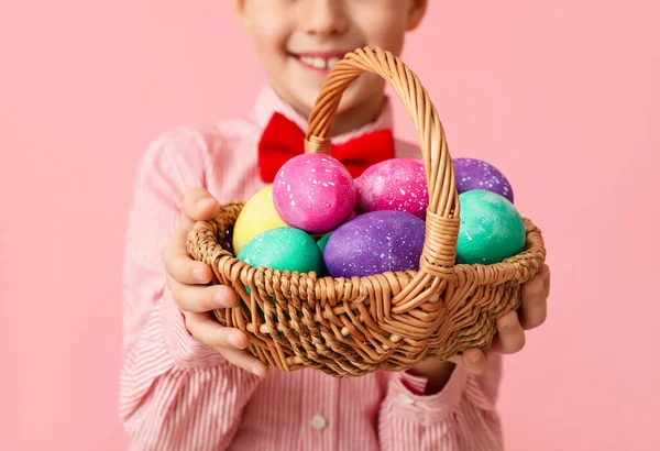 Paskalya Yumurtalarını Pembe Arka Planda Tutan Komik Çocuk Yakın Plan — Stok fotoğraf