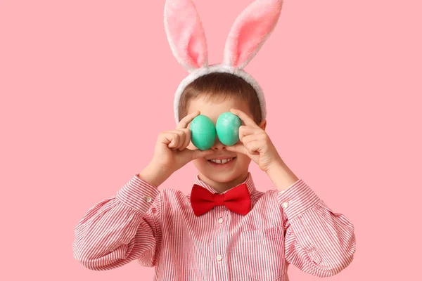 Tavşan Kulaklı Komik Çocuk Pembe Arka Planda Paskalya Yumurtaları — Stok fotoğraf