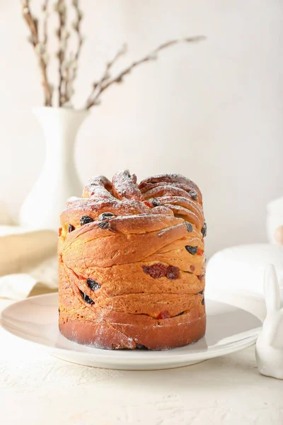 Assiette Avec Délicieux Gâteau Pâques Sur Fond Clair — Photo