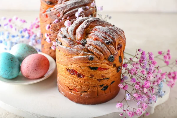 Houten Bord Met Heerlijke Paastaart Eieren Gypsophila Bloemen Lichte Ondergrond — Stockfoto