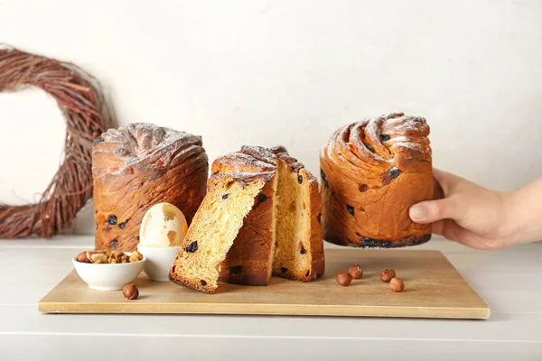 Paskalya pastasını masaya koyan kadın