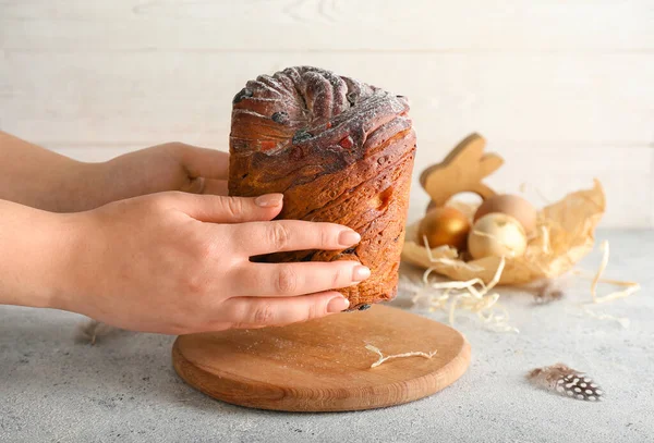 Mujer Sosteniendo Delicioso Pastel Pascua Mesa —  Fotos de Stock