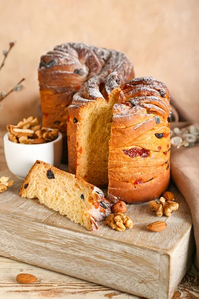 Lezzetli paskalya pastalarıyla dolu bir masa.