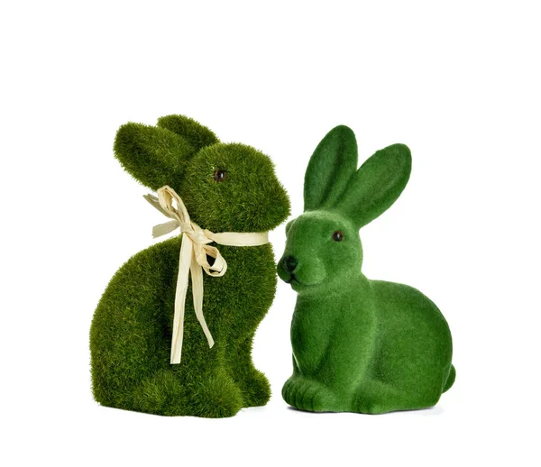 Beyaz arka planda şirin Paskalya tavşanları