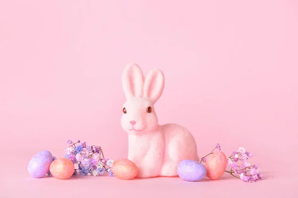 Милый Пасхальный Кролик Яйцами Цветами Розовом Фоне — стоковое фото