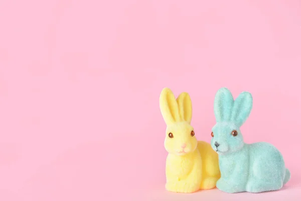 粉色背景的可爱复活节兔子 — 图库照片