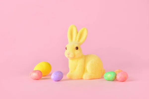 可爱的复活节兔子和粉色背景的蛋 — 图库照片