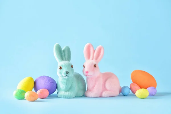 Cute Easter Króliczki Jaja Niebieskim Tle — Zdjęcie stockowe