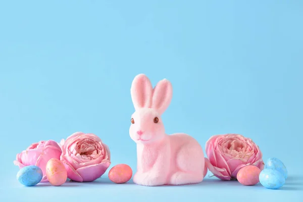 可爱的复活节兔子 有蓝色背景的蛋和花 — 图库照片