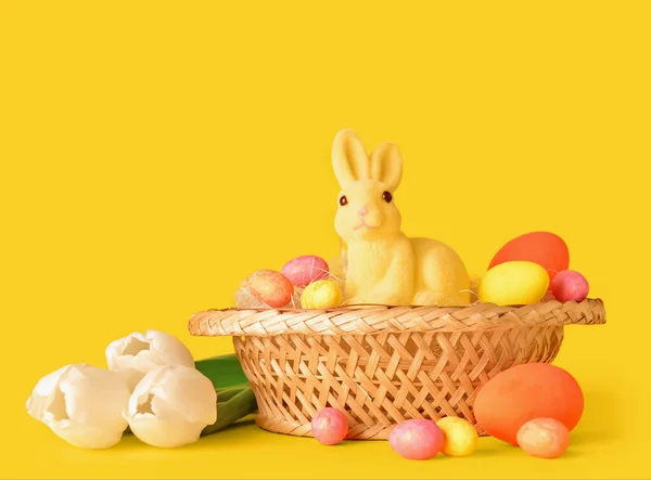 Корзина Милым Пасхальный Кролик Яйца Цветы Желтом Фоне — стоковое фото