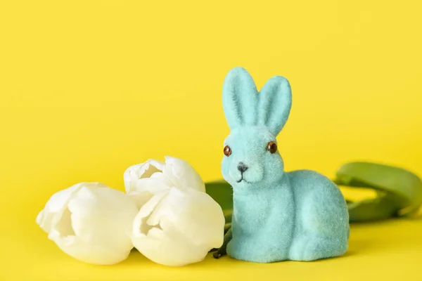 可爱的复活节兔子 黄色背景的花朵 — 图库照片