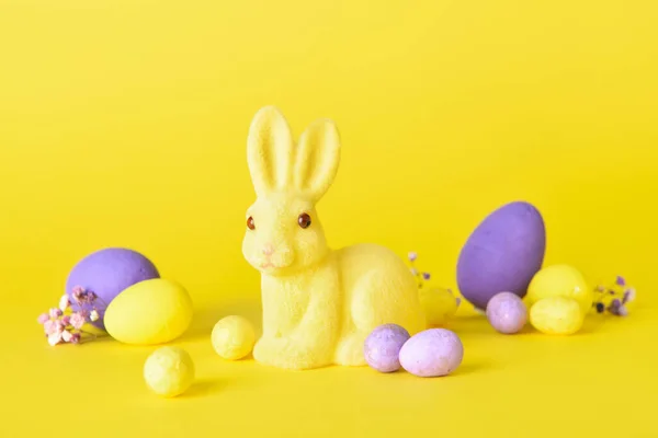 可爱的复活节兔子 有黄色背景的蛋和花 — 图库照片