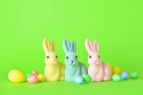 Cute Easter Króliczki Jaja Zielonym Tle — Zdjęcie stockowe