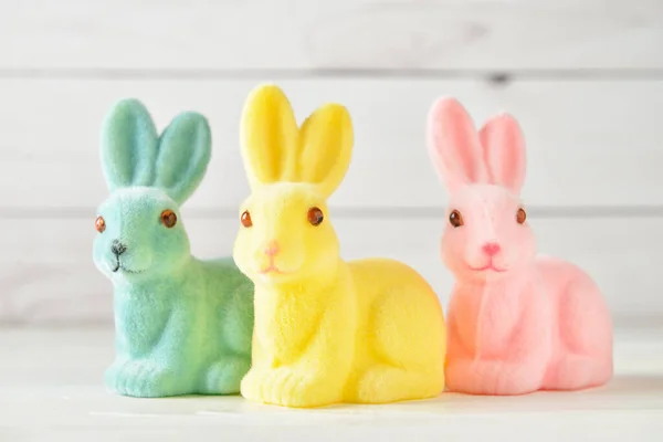Hafif Arka Planda Şirin Paskalya Tavşanları — Stok fotoğraf