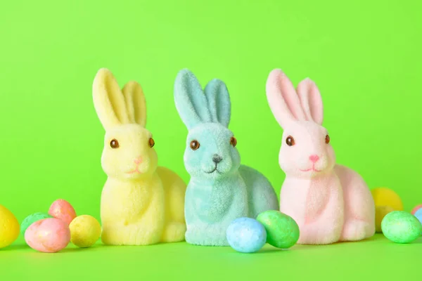 可爱的复活节兔子和绿色背景的蛋 — 图库照片