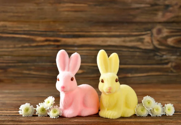 Милые Пасхальные Кролики Цветы Деревянном Фоне — стоковое фото