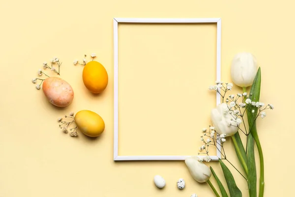 白い写真フレーム 卵とベージュの背景に花とイースター組成物 — ストック写真