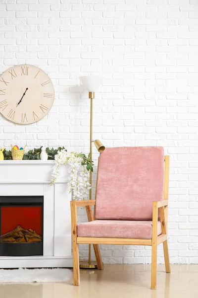 ピンクのアームチェア 白いレンガの壁の近くのランプと暖炉 — ストック写真