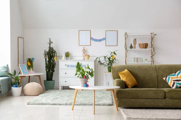 Interior Sala Estar Con Luz Sofá Verde Huevos Pascua —  Fotos de Stock