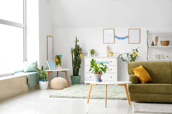 Interieur Van Lichte Woonkamer Met Groene Bank Paaseieren — Stockfoto