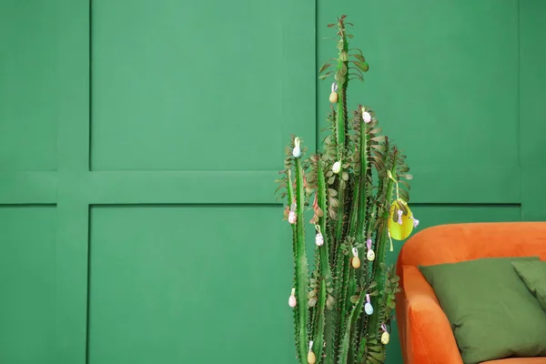 Yeşil Duvarın Yanında Paskalya Yumurtaları Olan Kaktüs — Stok fotoğraf