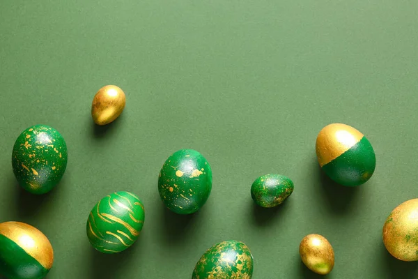 Yeşil arka planda zarif Paskalya yumurtaları