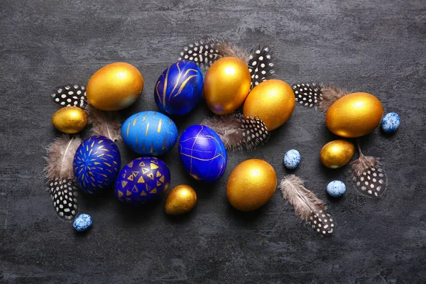Stylish Easter Eggs Feathers Dark Background — Stock Photo, Image