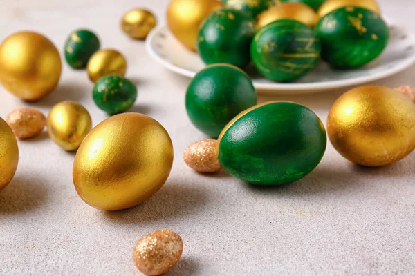 Hafif arka planda zarif Paskalya yumurtaları olan tabak.