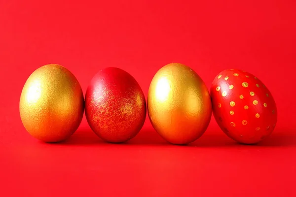 Stílusos Húsvéti Tojás Piros Alapon — Stock Fotó