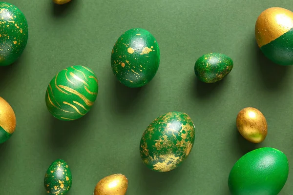 Yeşil arka planda zarif Paskalya yumurtaları