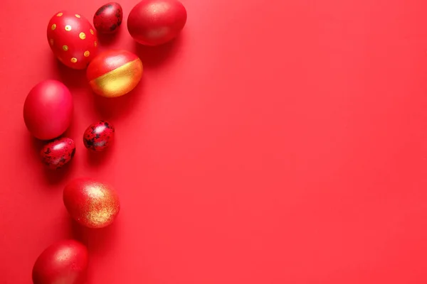 Stylové Velikonoční Vajíčka Červeném Pozadí — Stock fotografie