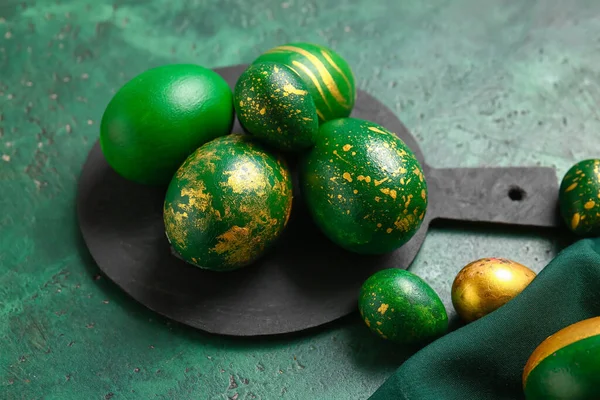 Board Stylish Easter Eggs Green Background — Stock Photo, Image