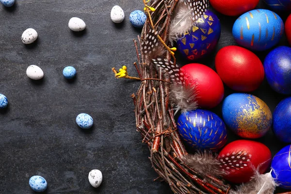 Nido Con Eleganti Uova Pasqua Sfondo Scuro — Foto Stock