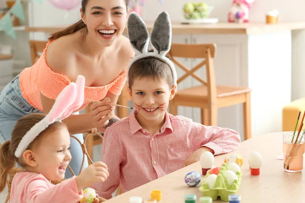 Roztomilé Malé Děti Baví Matkou Při Malování Velikonoční Vajíčka Doma — Stock fotografie