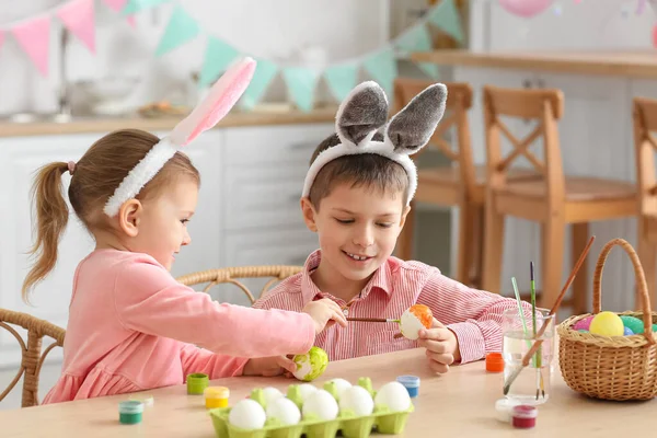 かわいいです男の子とともに彼の妹でウサギの耳絵イースターの卵 ホーム — ストック写真