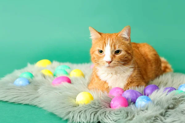 Niedliche Rote Katze Mit Ostereiern Auf Teppich Vor Grünem Hintergrund — Stockfoto
