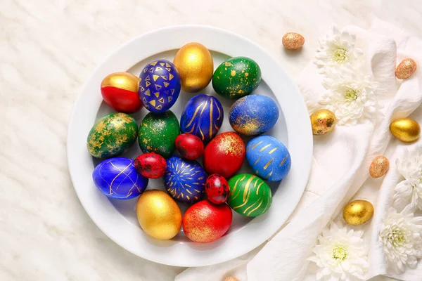 배경에 아름다운 부활절 달걀을 놓는다 — 스톡 사진