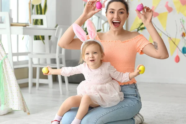 Felice Madre Sua Figlia Divertono Con Uova Pasqua Casa — Foto Stock