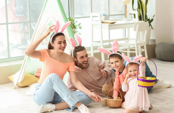 Boldog Család Nyuszifül Kosarak Húsvéti Tojással Otthon — Stock Fotó