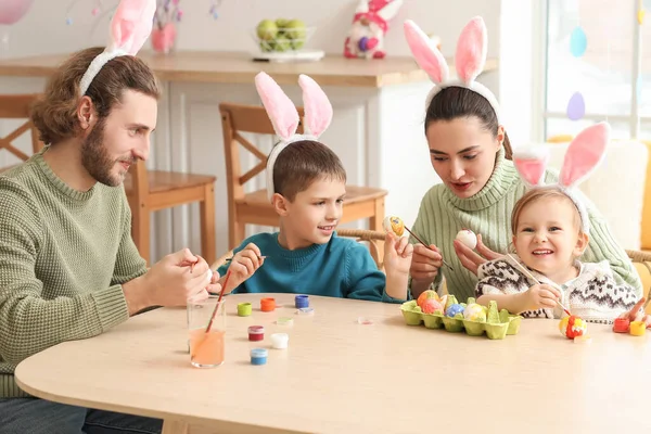 Šťastná Rodina Králičí Uši Malování Velikonoční Vejce Stolu — Stock fotografie
