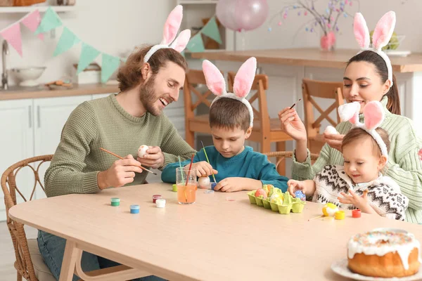 Glückliche Familie Hasenohren Bemalt Ostereier Tisch — Stockfoto