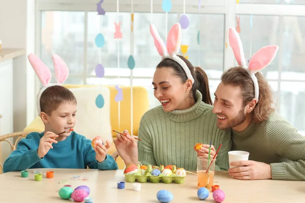 Szczęśliwi Rodzice Swoim Synkiem Króliczych Uszach Malują Wielkanocne Jajka Przy — Zdjęcie stockowe