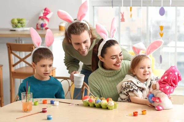 Joyeux Famille Dans Des Oreilles Lapin Peignant Des Œufs Pâques — Photo