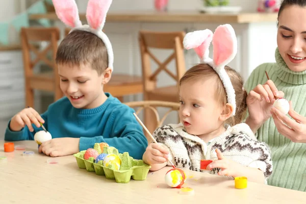 Šťastné Malé Děti Jejich Matkou Malovat Velikonoční Vajíčka Stolu — Stock fotografie