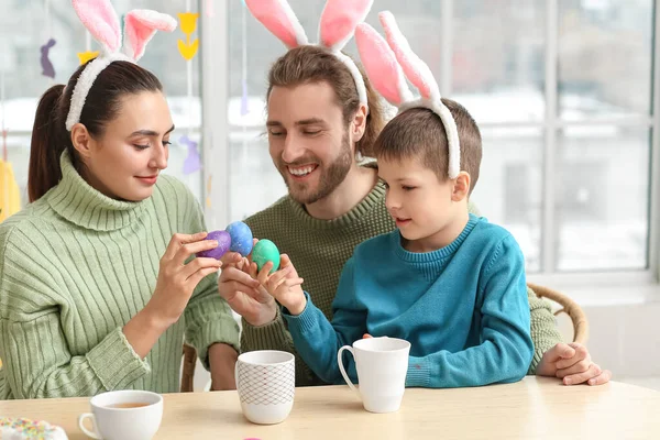 Šťastní Rodiče Svým Malým Synem Králičích Uších Lámající Velikonoční Vajíčka — Stock fotografie