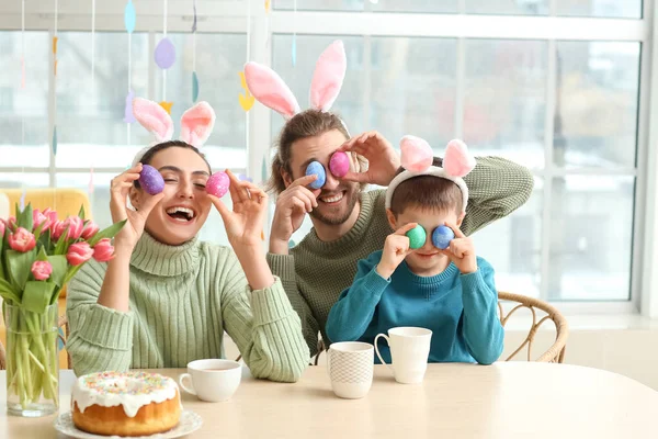Boldog Szülők Kisfiuk Húsvéti Tojásokkal Asztalnál — Stock Fotó