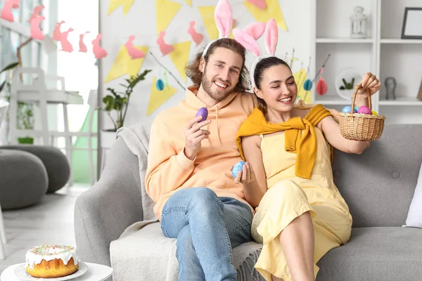 Young Couple Basket Easter Eggs Sitting Sofa Home — Stock Photo, Image